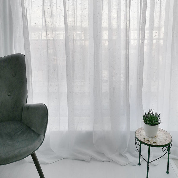 Vorhang mit schlichtem Punktmuster Weiß – mit Kräuselband (1 Stück)