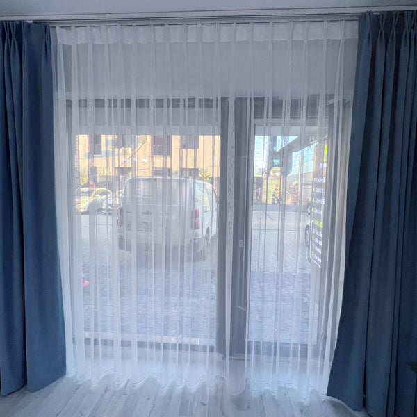 Moderner Vorhang puristisch luxuriöse Gitteroptik Weiß - mit Kräuselband (1 Stück)